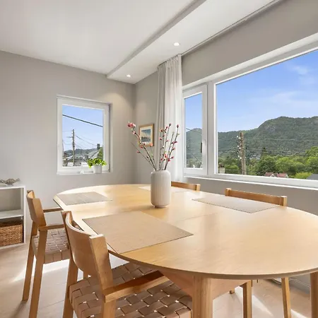 Mountain View & Balcony - Newly Renovated Apartamento Bergen
