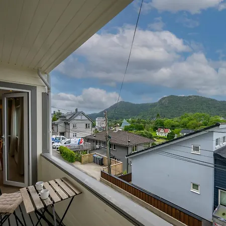 Mountain View & Balcony - Newly Renovated Bergen