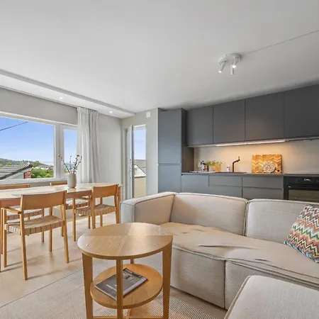 Mountain View & Balcony - Newly Renovated