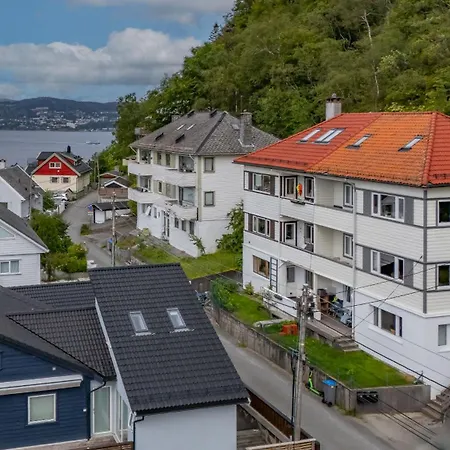 Mountain View & Balcony - Newly Renovated Apartamento Bergen