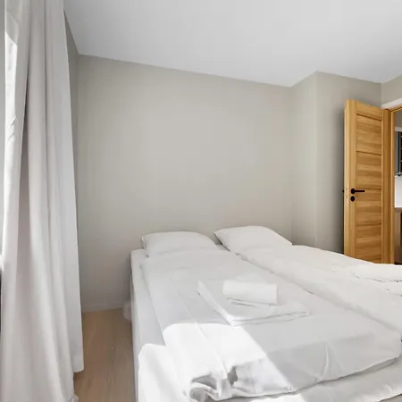 Mountain View & Balcony - Newly Renovated *