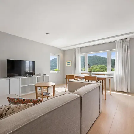 Mountain View & Balcony - Newly Renovated Apartmán *